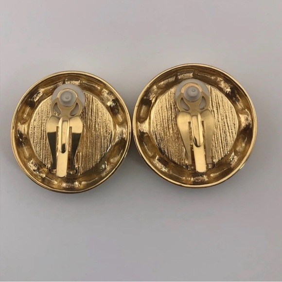Givenchy Vintage Haute Couture Disc clip on earrings with gold tone faux pearls - Picture 3 of 7